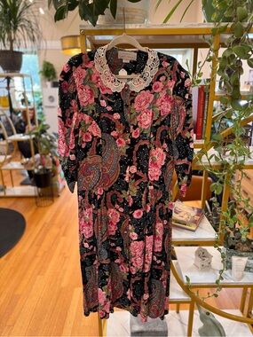 Vintage Black Floral Paisley Long-Sleeve Dress with Lace Collar